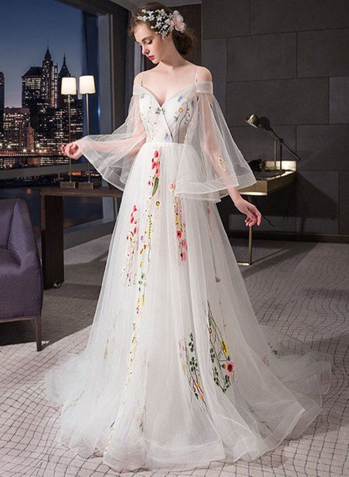 Vestido de fiesta largo con apliques de encaje y mangas largas de tul blanco 