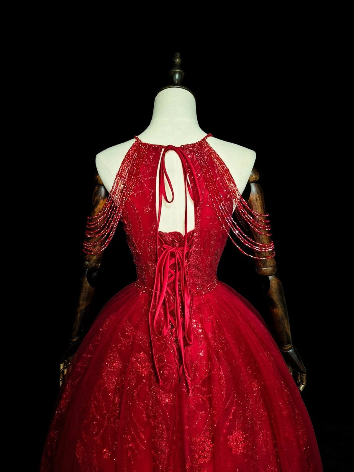 Vestido formal largo de tul rojo vino con cuentas y corte A con cuello halter 