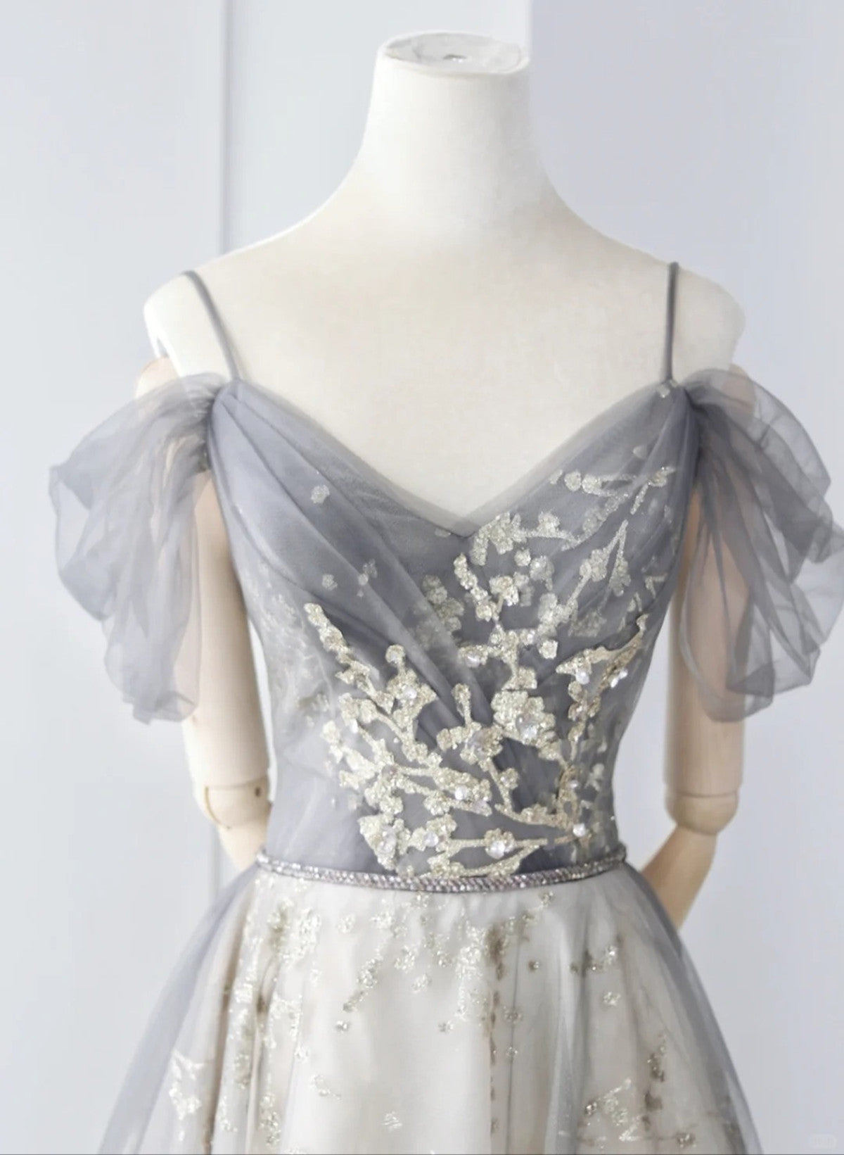 Vestido de fiesta largo de tul gris claro con tirantes en forma de A 