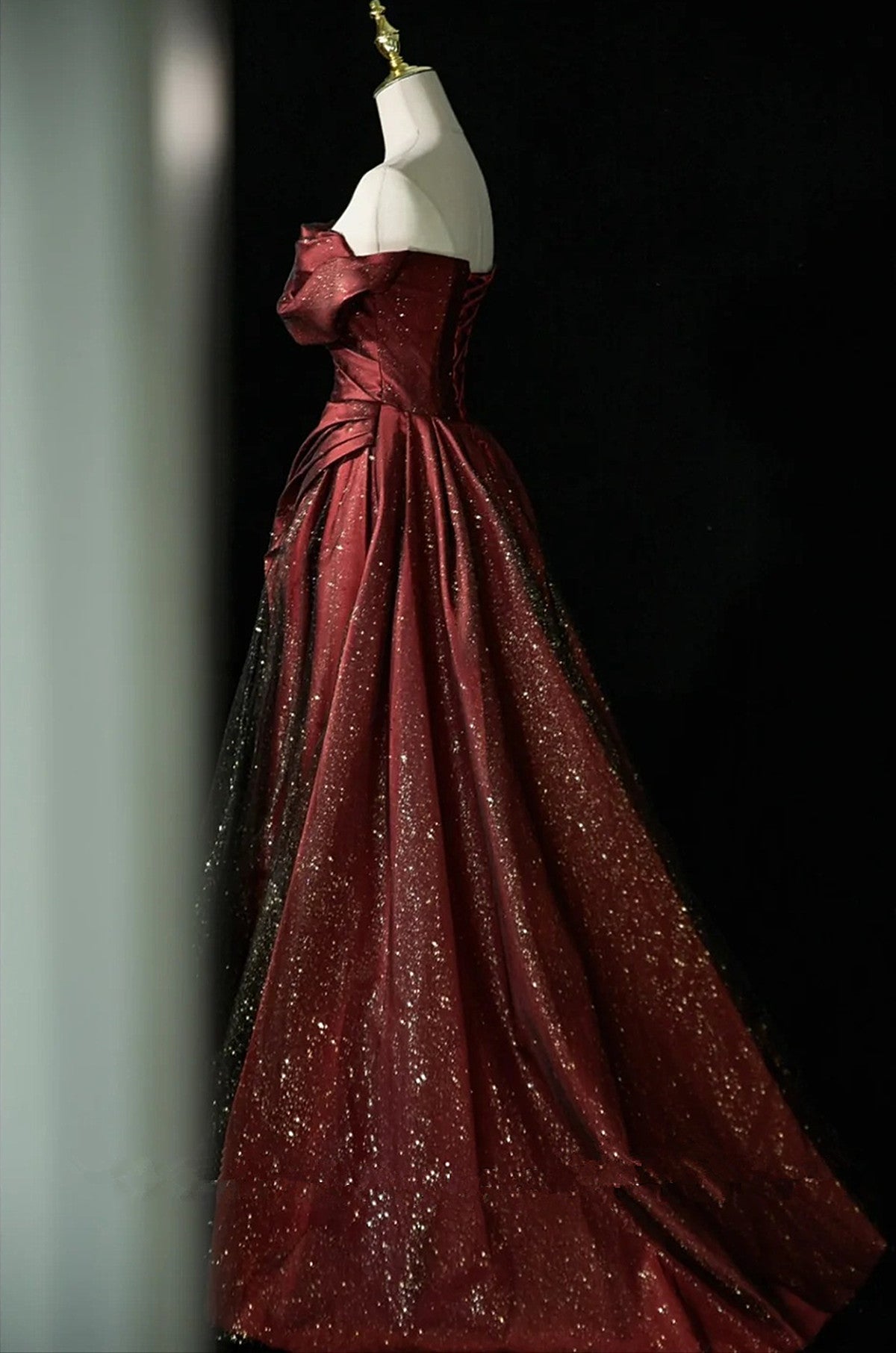 Vestido formal de satén negro y rojo vino con hombros descubiertos 