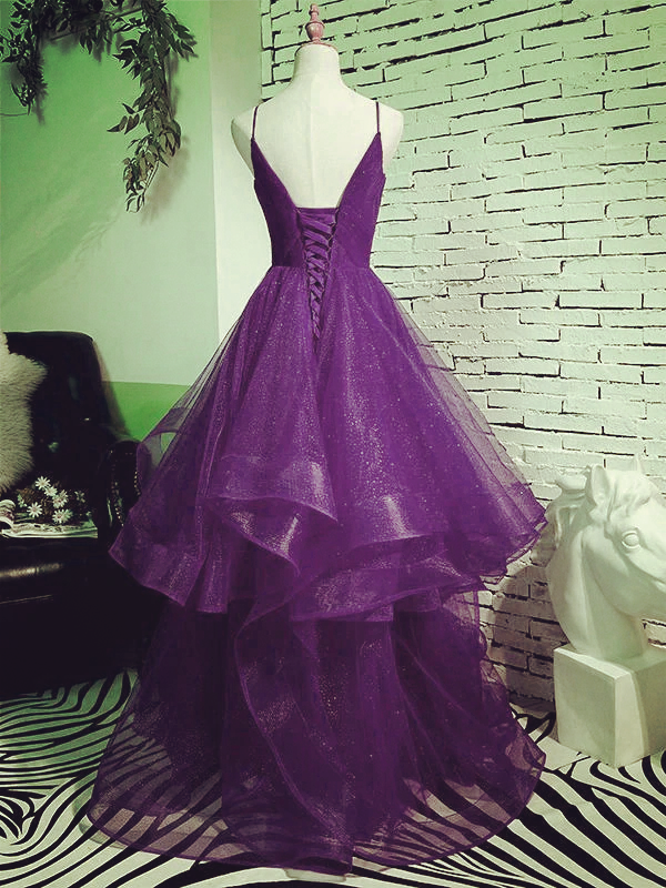Hermoso vestido formal de capas de tul morado oscuro 