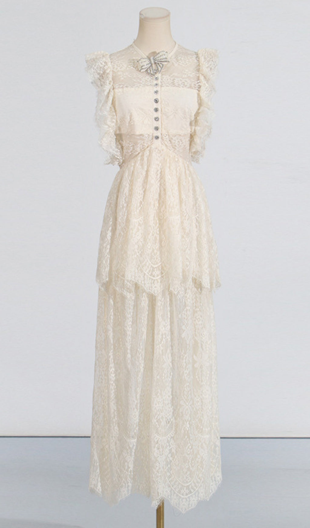Elegant Tiered Lace Maxi Dress with Diamant Bow & Ruffled Sleeves