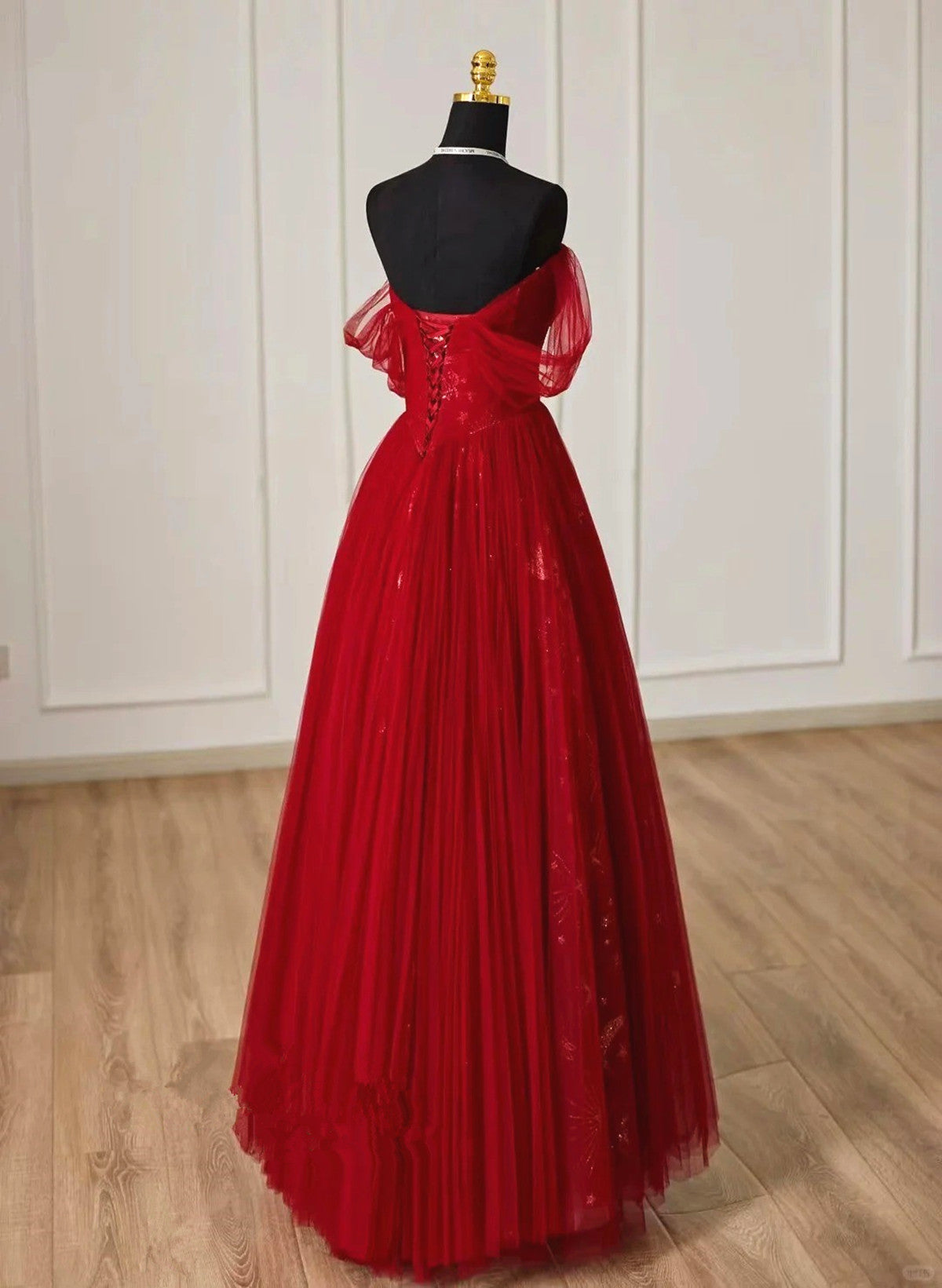 Precioso vestido de fiesta de tul rojo vino con escote en forma de corazón y hombros descubiertos 