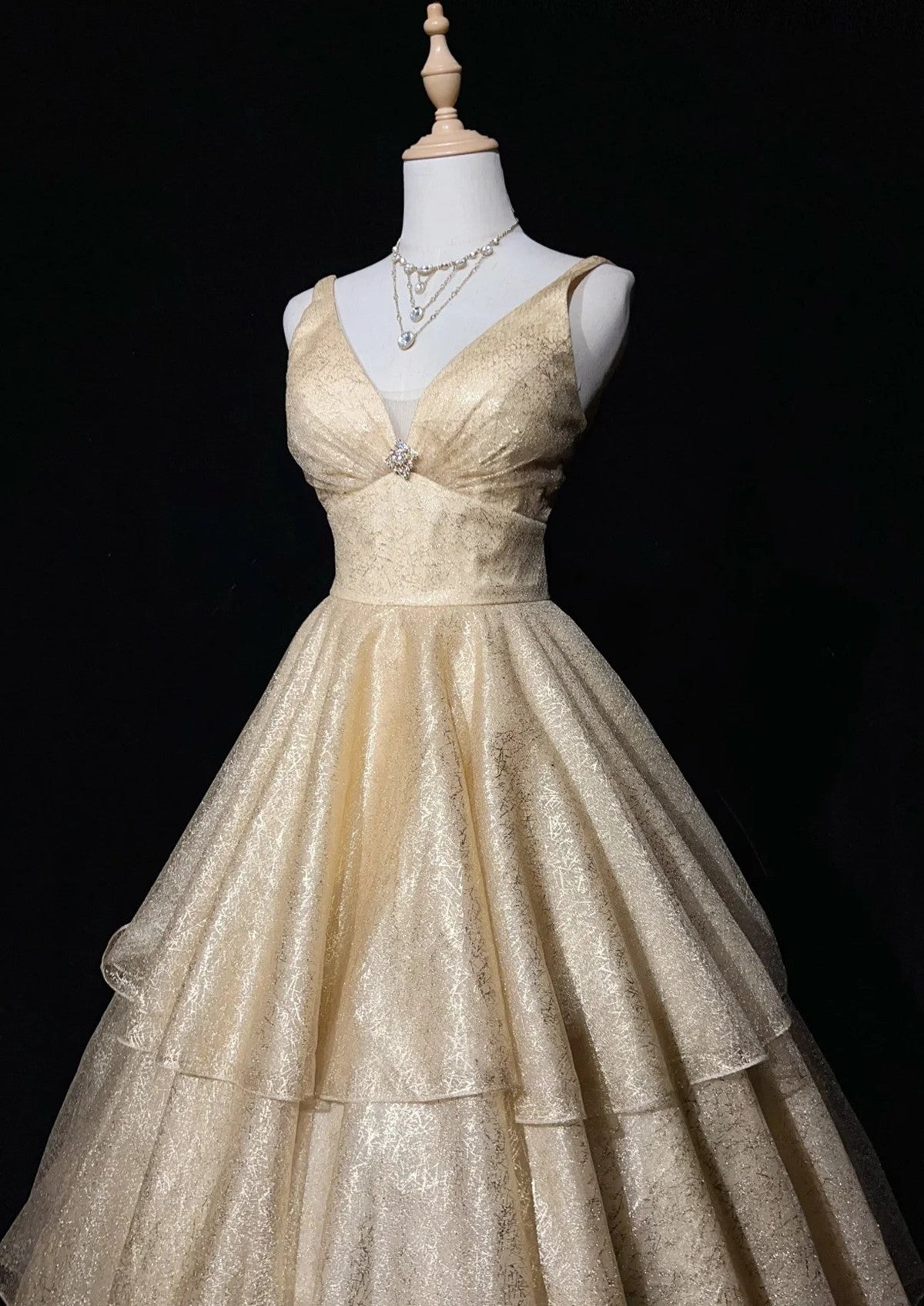 Vestido formal de tul con capas y escote en V color champán claro 