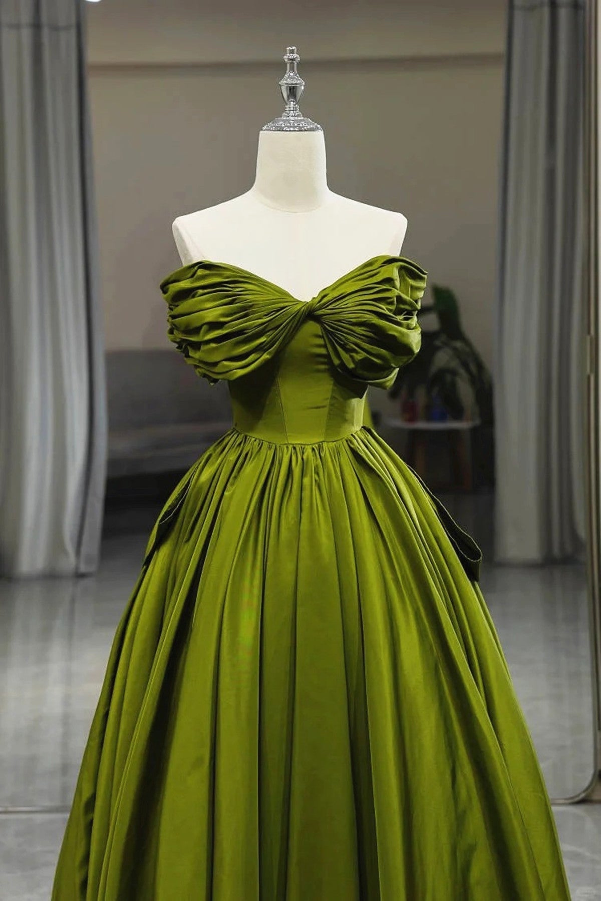 Vestido de fiesta largo de satén verde con hombros descubiertos y corte en A 
