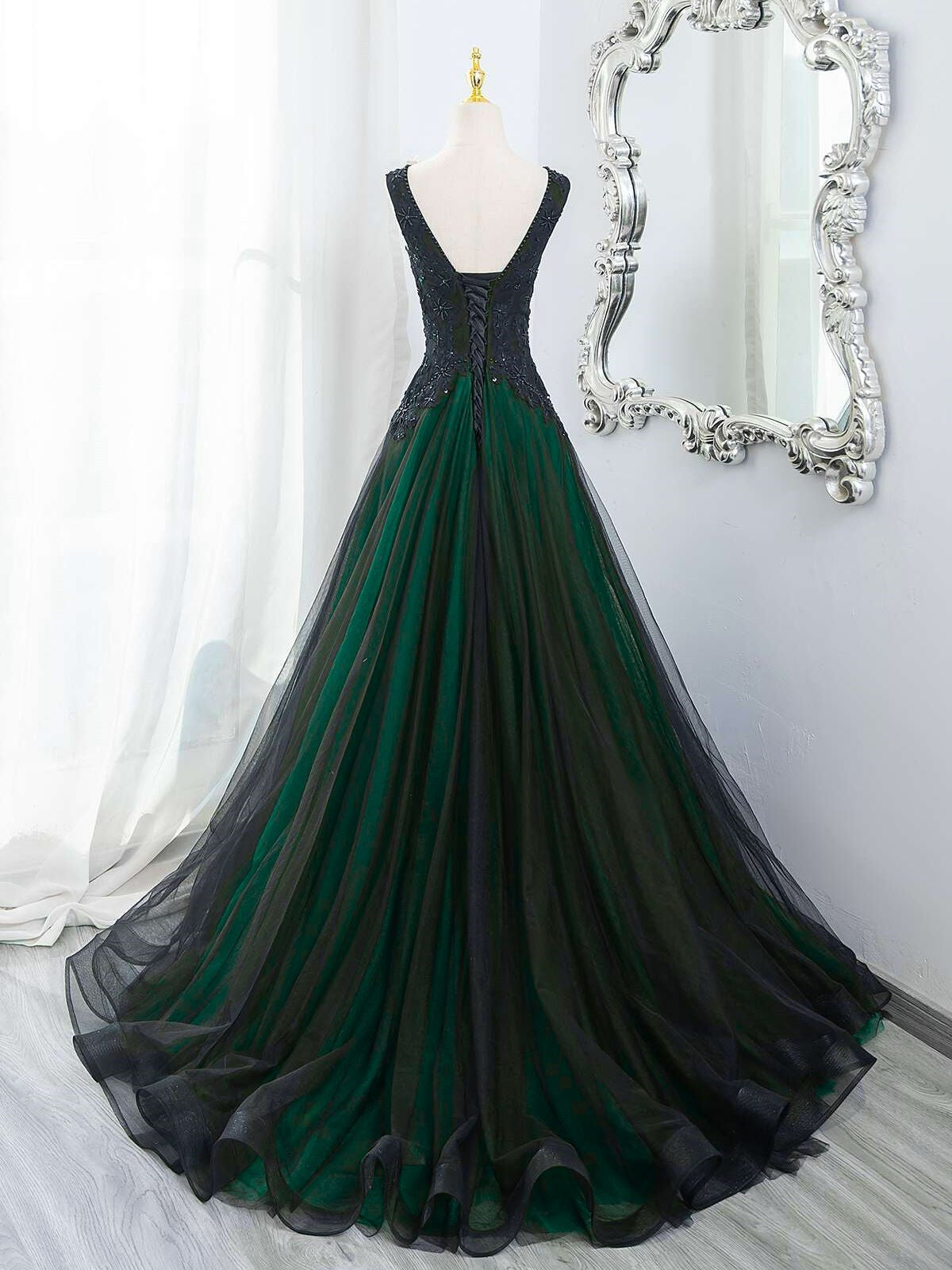 Elegante vestido de fiesta de tul con escote en V negro y verde