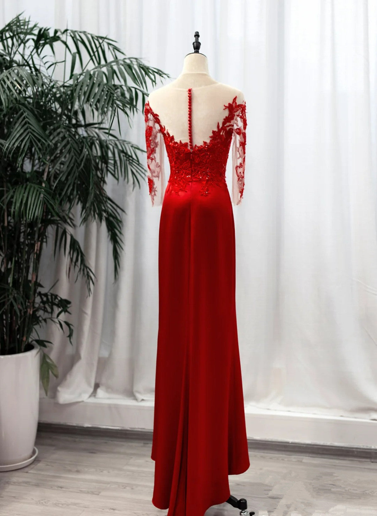 Vestido de fiesta de satén rojo con encaje y escote redondo 