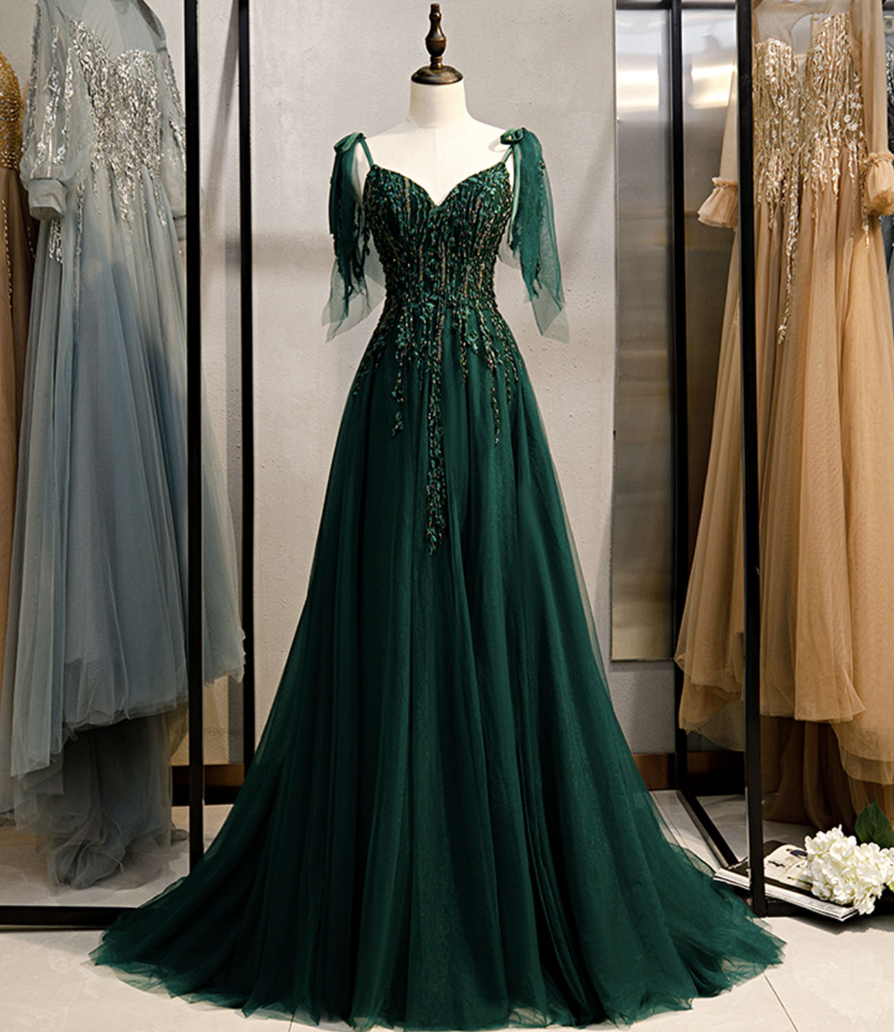 Vestidos formales de corte A con tirantes de tul y cuentas verde oscuro 