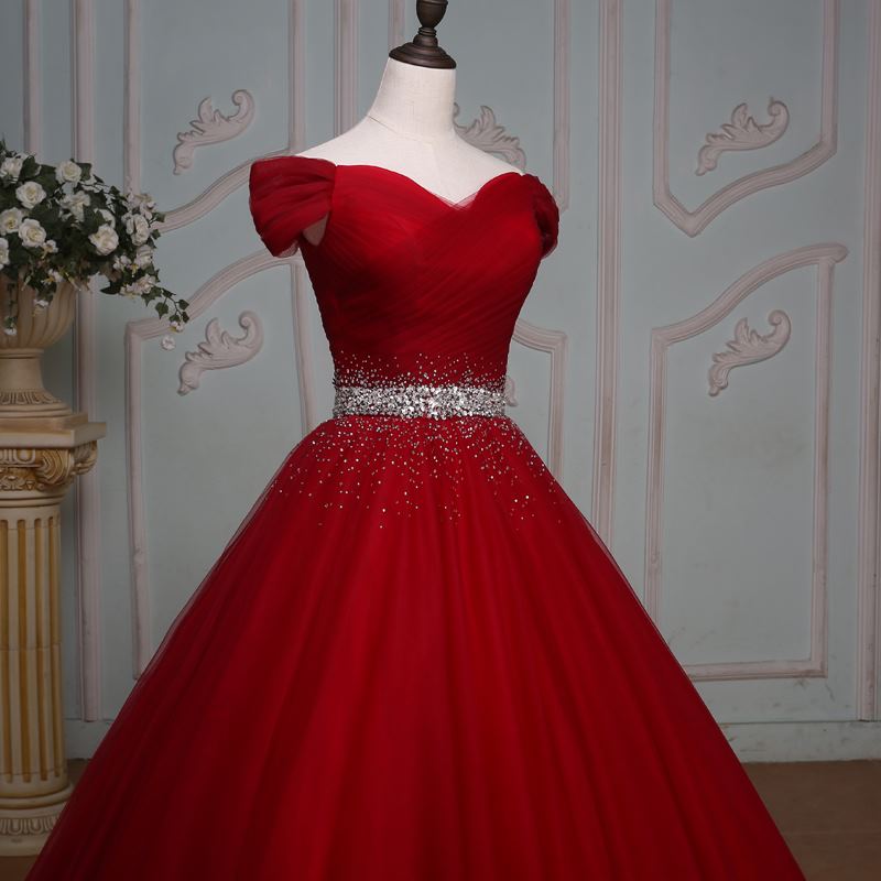 Vestido de fiesta rojo vino con hombros descubiertos y cuentas 