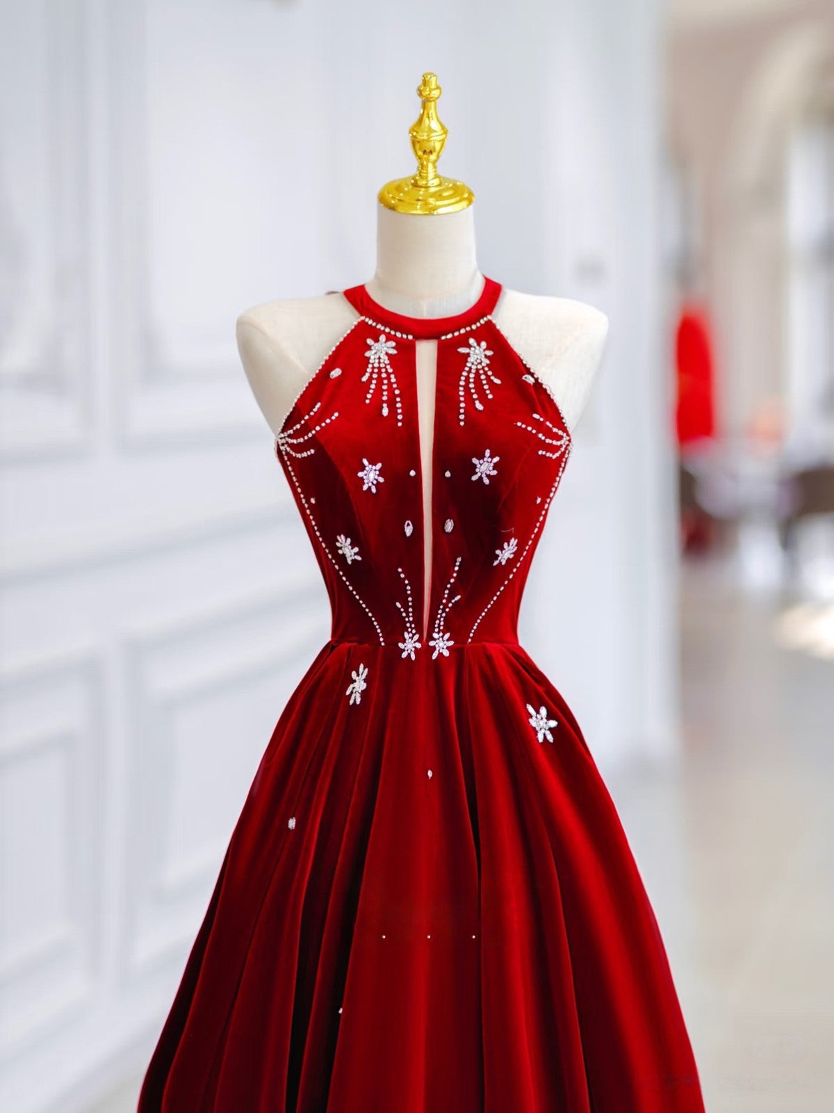 Vestido de fiesta de terciopelo rojo con cuentas, corte A, largo hasta el suelo y cuello halter 