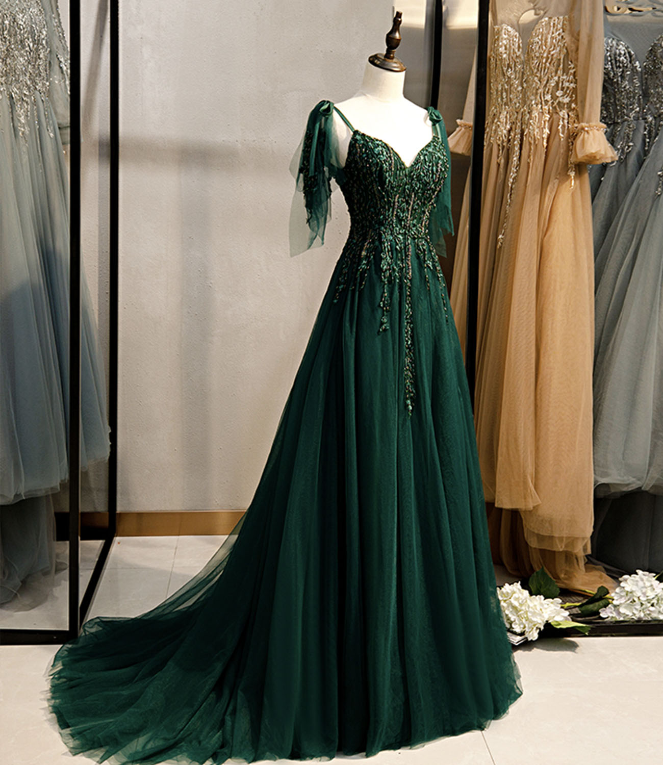 Vestidos formales de corte A con tirantes de tul y cuentas verde oscuro 