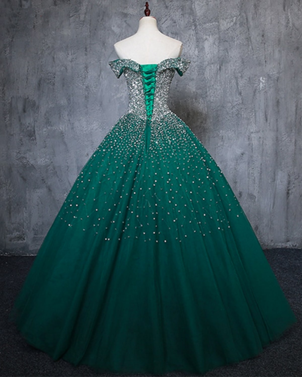 Vestido de fiesta verde oscuro de tul con escote en forma de corazón y brillo 