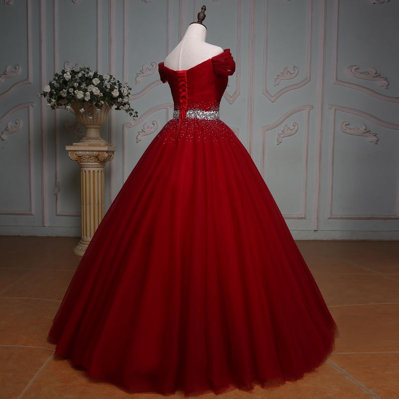 Vestido de fiesta rojo vino con hombros descubiertos y cuentas 