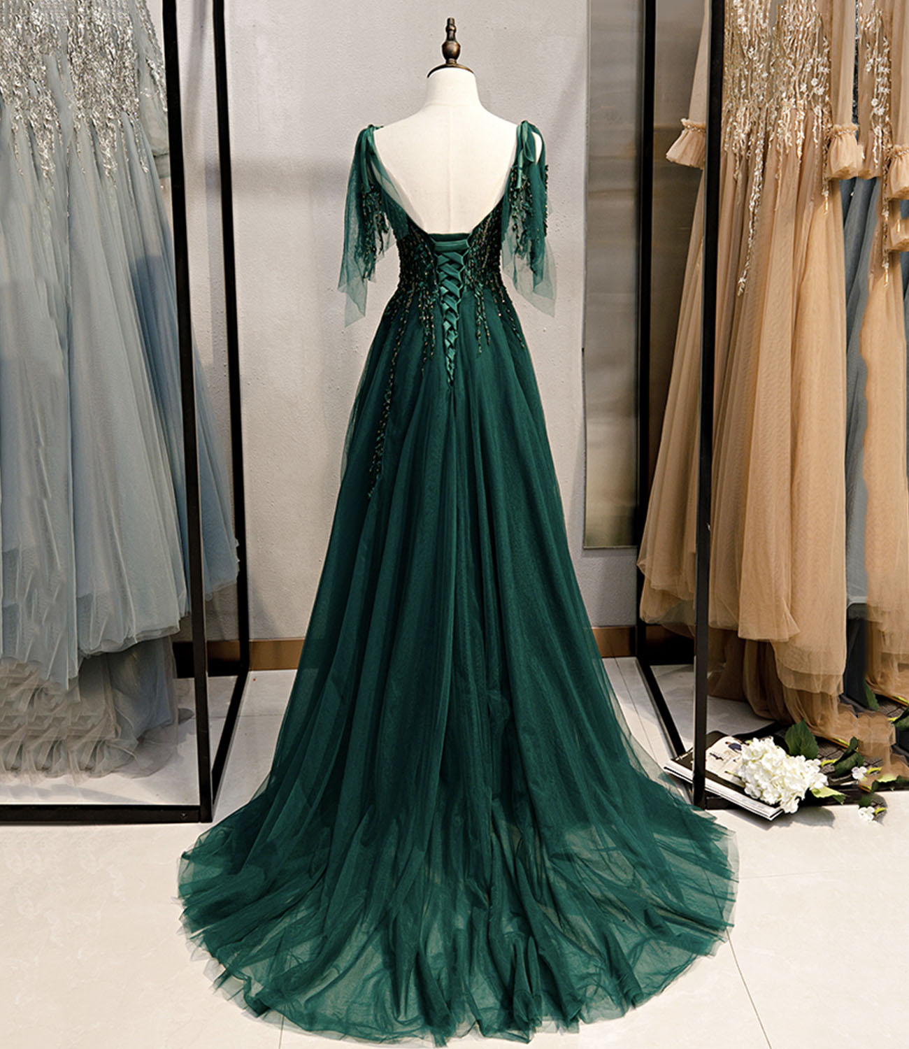 Vestidos formales de corte A con tirantes de tul y cuentas verde oscuro 