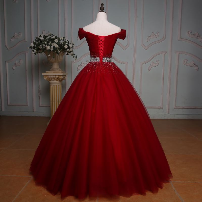 Vestido de fiesta rojo vino con hombros descubiertos y cuentas 