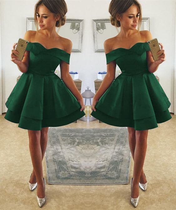 Vestido de fiesta corto con hombros descubiertos y capas de satén verde 