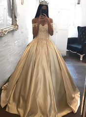 Vestido princesa con hombros descubiertos y encaje de satén color champán 