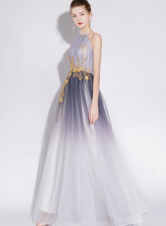 Hermoso vestido de fiesta largo de tul degradado con cuello halter y corte A 