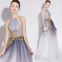 Hermoso vestido de fiesta largo de tul degradado con cuello halter y corte A 