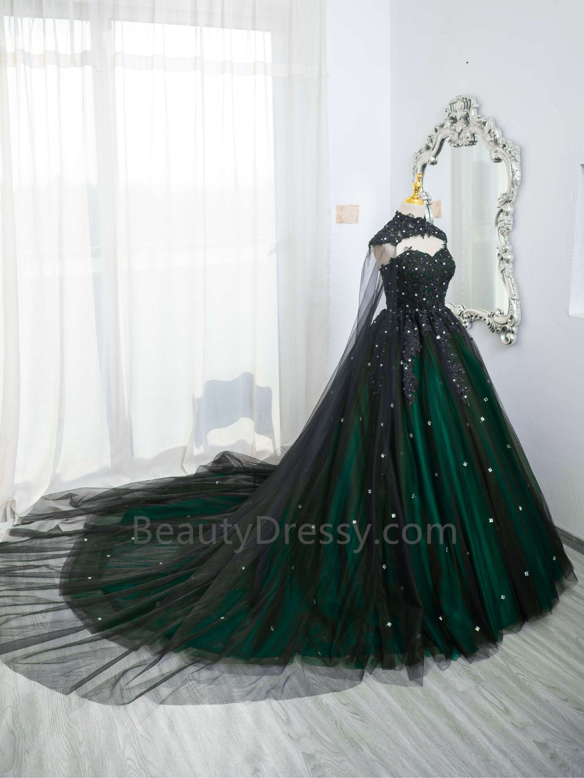 Hermoso vestido de fiesta de tul negro y verde para dulces 16 con capa 
