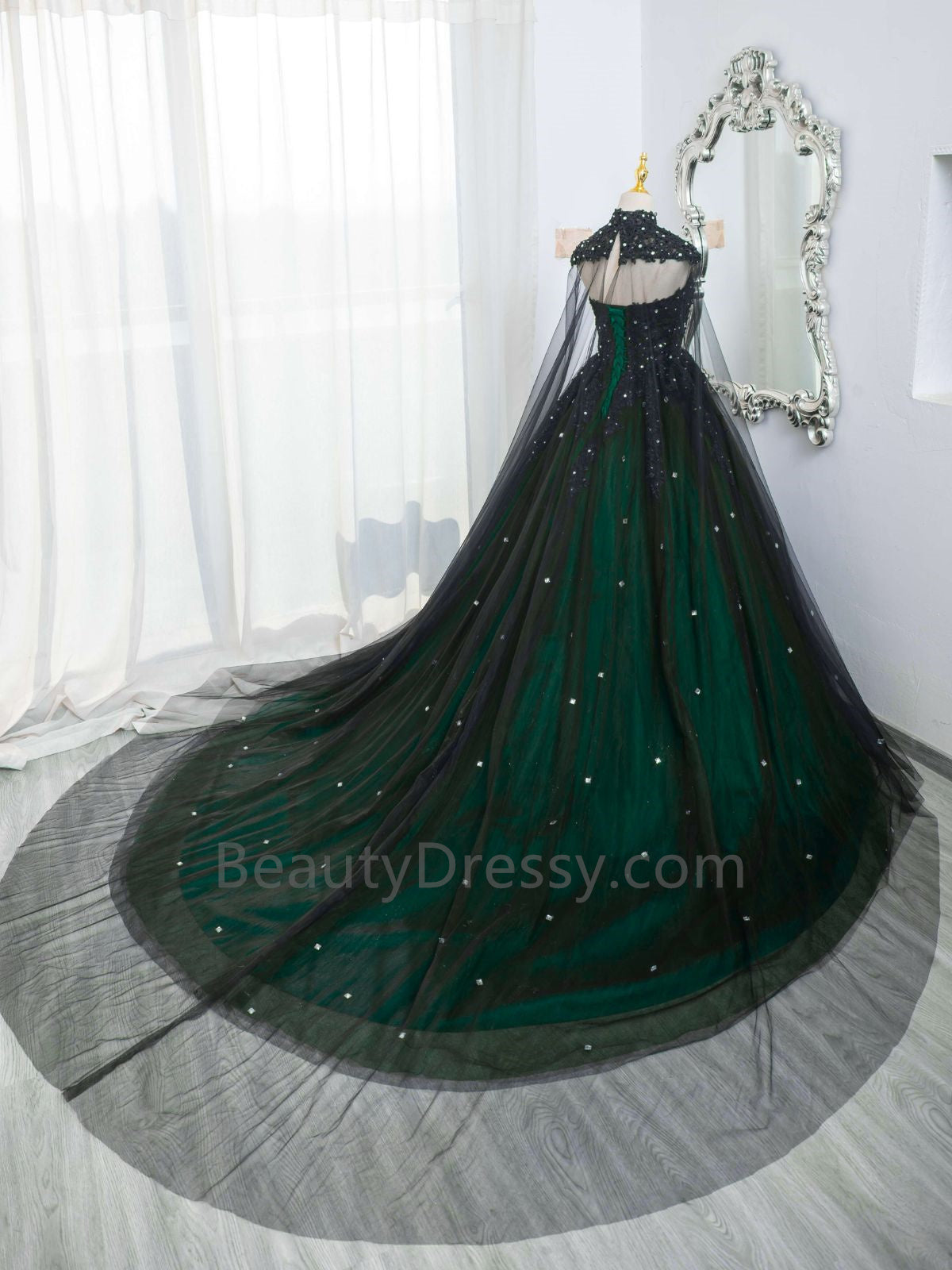 Hermoso vestido de fiesta de tul negro y verde para dulces 16 con capa 