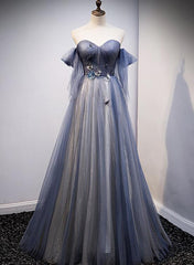 Vestido de fiesta largo de tul azul y gris con escote en forma de corazón 