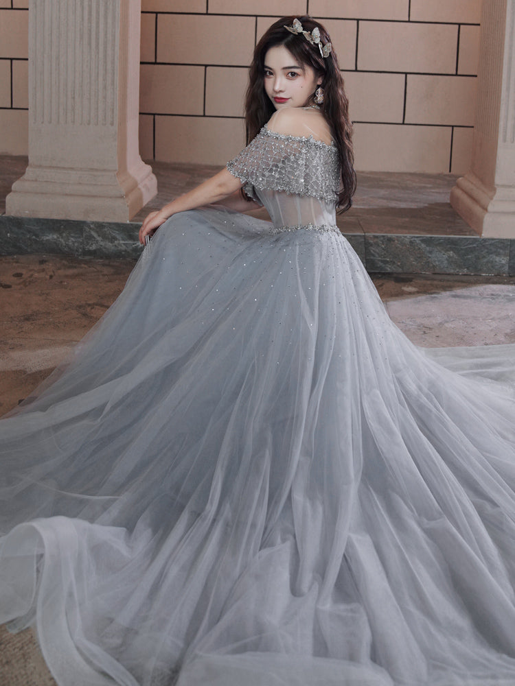 Hermoso vestido de fiesta de tul con hombros descubiertos y cuentas 