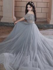 Hermoso vestido de fiesta de tul con hombros descubiertos y cuentas 