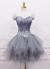 Vestido de fiesta corto de tul y plumas gris claro 
