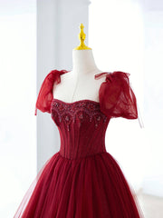 Vestido de fiesta largo con cuentas y mangas cortas en color rojo vino 