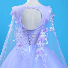 Hermoso vestido de fiesta con escote redondo y flores de lavanda 