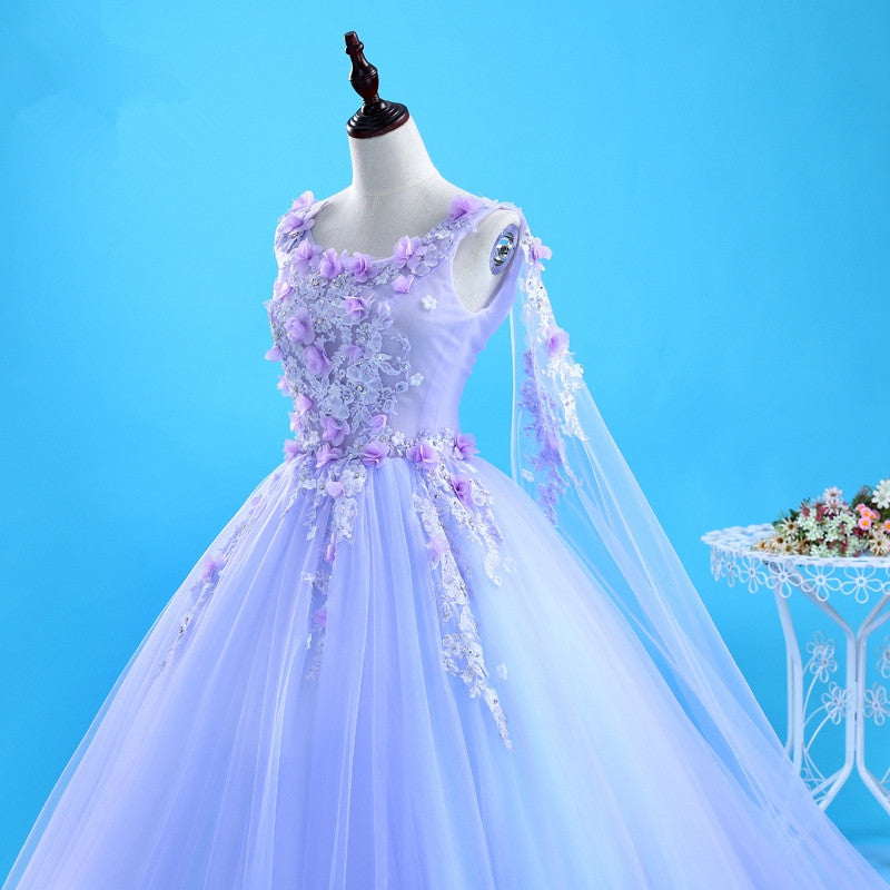 Hermoso vestido de fiesta con escote redondo y flores de lavanda 