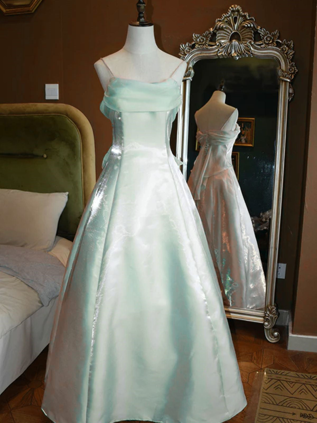 Vestido de fiesta de satén verde claro con tirantes en forma de A 
