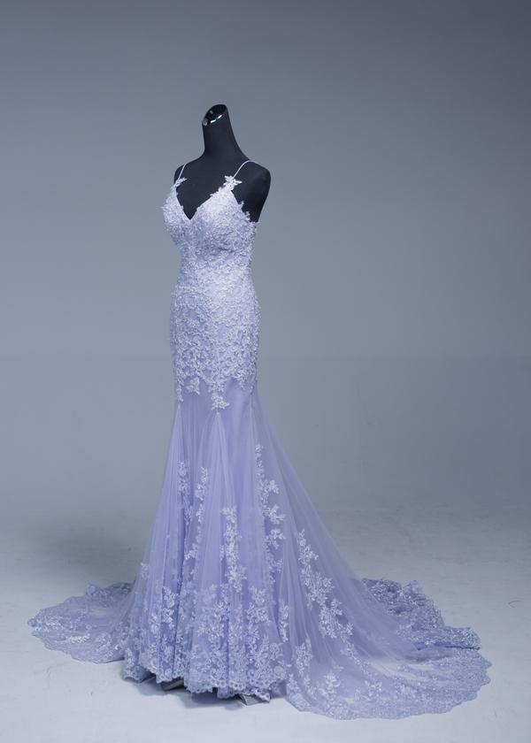 Hermosos vestidos de noche con tirantes finos, de tul lavanda y encaje. 