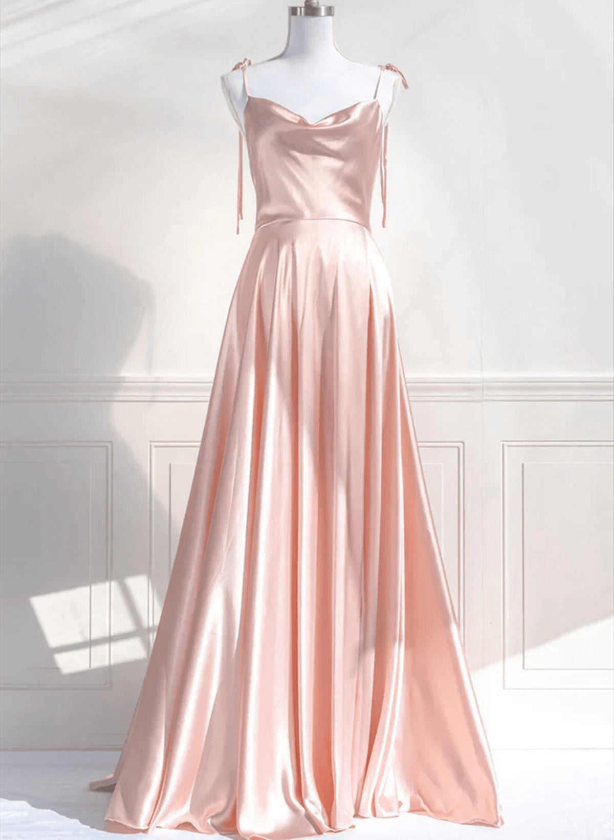 Vestido de noche largo con tirantes de satén rosa y espalda baja 