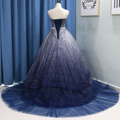Hermoso vestido de noche largo de tul sin tirantes con cuentas y capas 