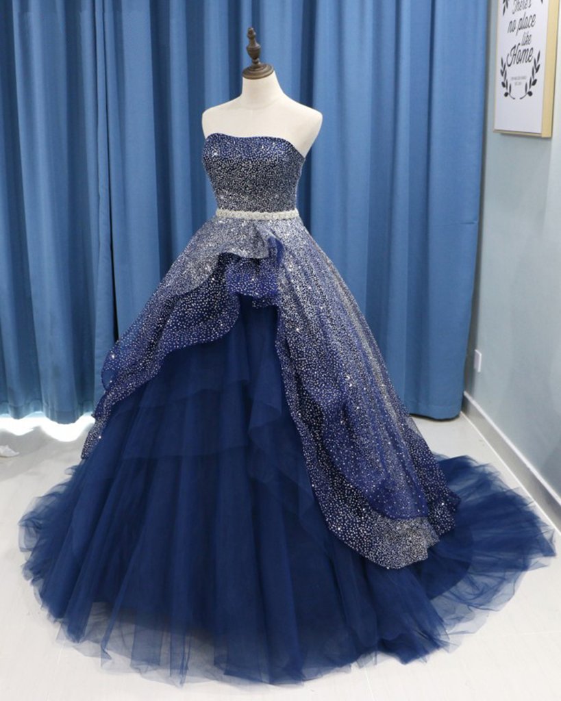 Hermoso vestido de noche largo de tul sin tirantes con cuentas y capas 