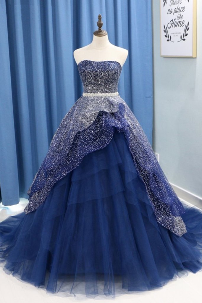 Hermoso vestido de noche largo de tul sin tirantes con cuentas y capas 