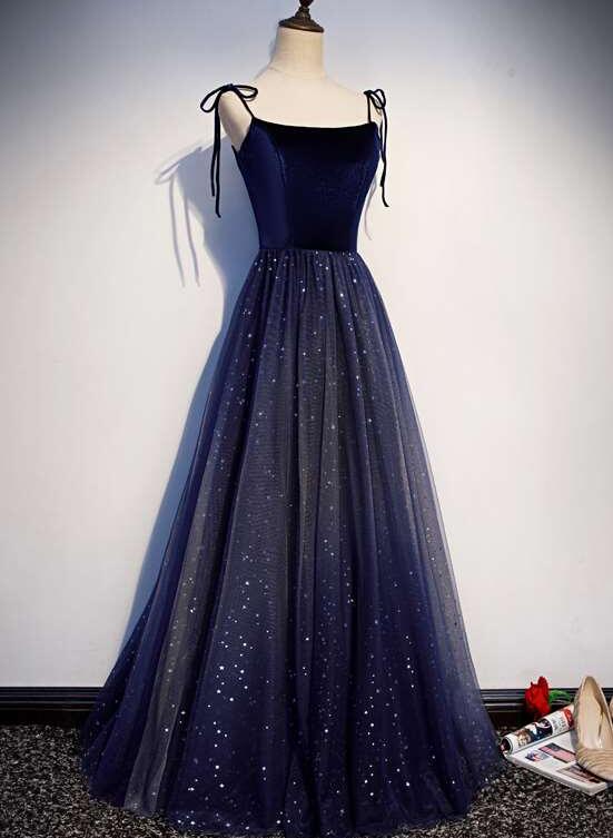 Hermoso vestido de fiesta largo de terciopelo con tirantes de tul azul marino 
