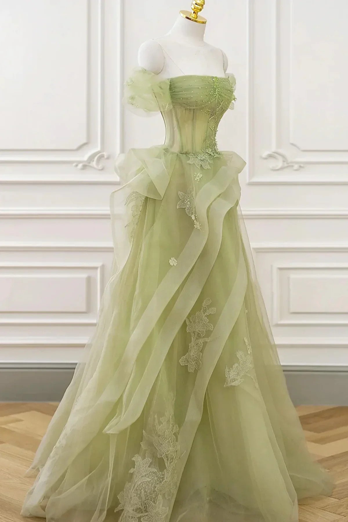 Vestido de fiesta largo de tul verde claro con hombros descubiertos 