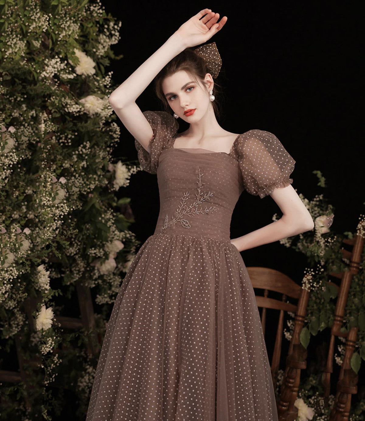 Hermoso vestido de fiesta de tul con mangas cortas y largo hasta el suelo 