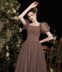 Hermoso vestido de fiesta de tul con mangas cortas y largo hasta el suelo 