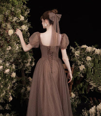 Hermoso vestido de fiesta de tul con mangas cortas y largo hasta el suelo 