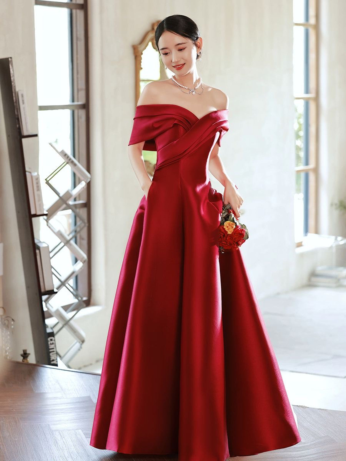 Vestido de fiesta de satén rojo vino con corte A y largo hasta el suelo 