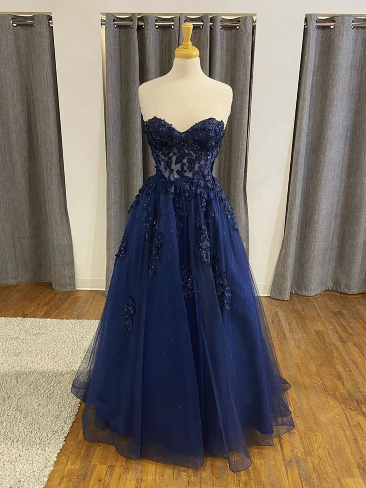 Vestido de fiesta largo de tul azul marino con escote en forma de corazón 
