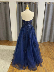 Vestido de fiesta largo de tul azul marino con escote en forma de corazón 