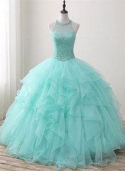 Vestido largo de quinceañera en organza verde menta y cuentas 