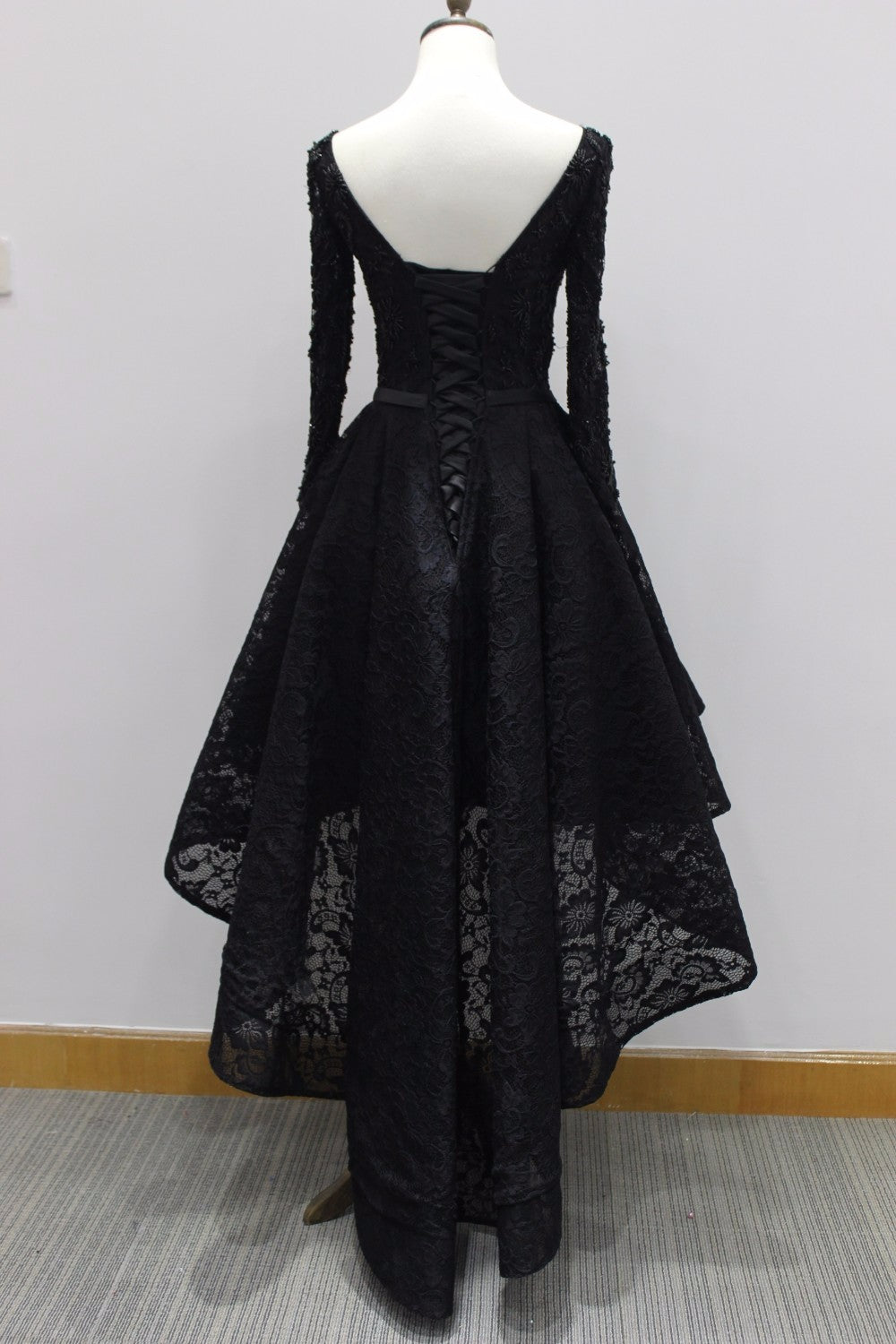 Vestido de fiesta de manga larga con encaje y corte alto bajo 
