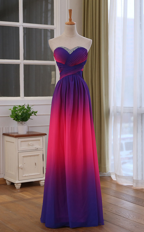 Hermoso vestido de fiesta con cuentas en degradado y escote corazón 