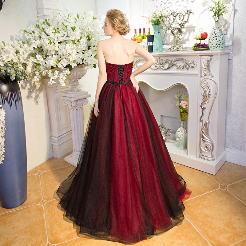 Vestido de fiesta largo de tul con escote redondo en rojo y negro y cuentas 